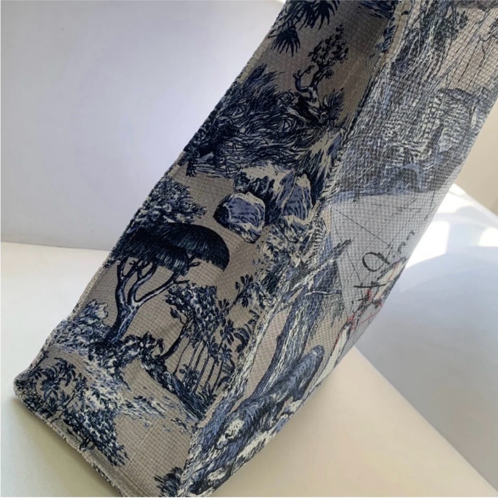 Dior Gift Around The World Tote Bag - Picture 5 of 13